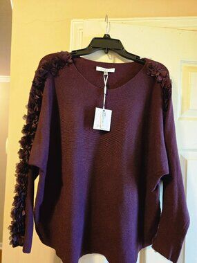Sianni Milano XL, NWT purple sweater with floral accents down each sleeve